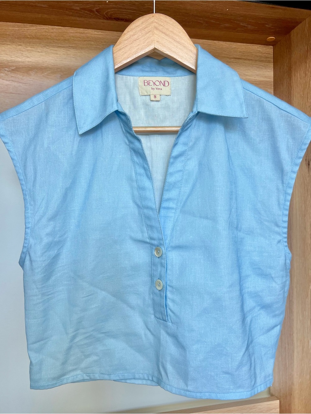 Beyond by Vera Light Blue Sleeveless Button-Front Linen Top